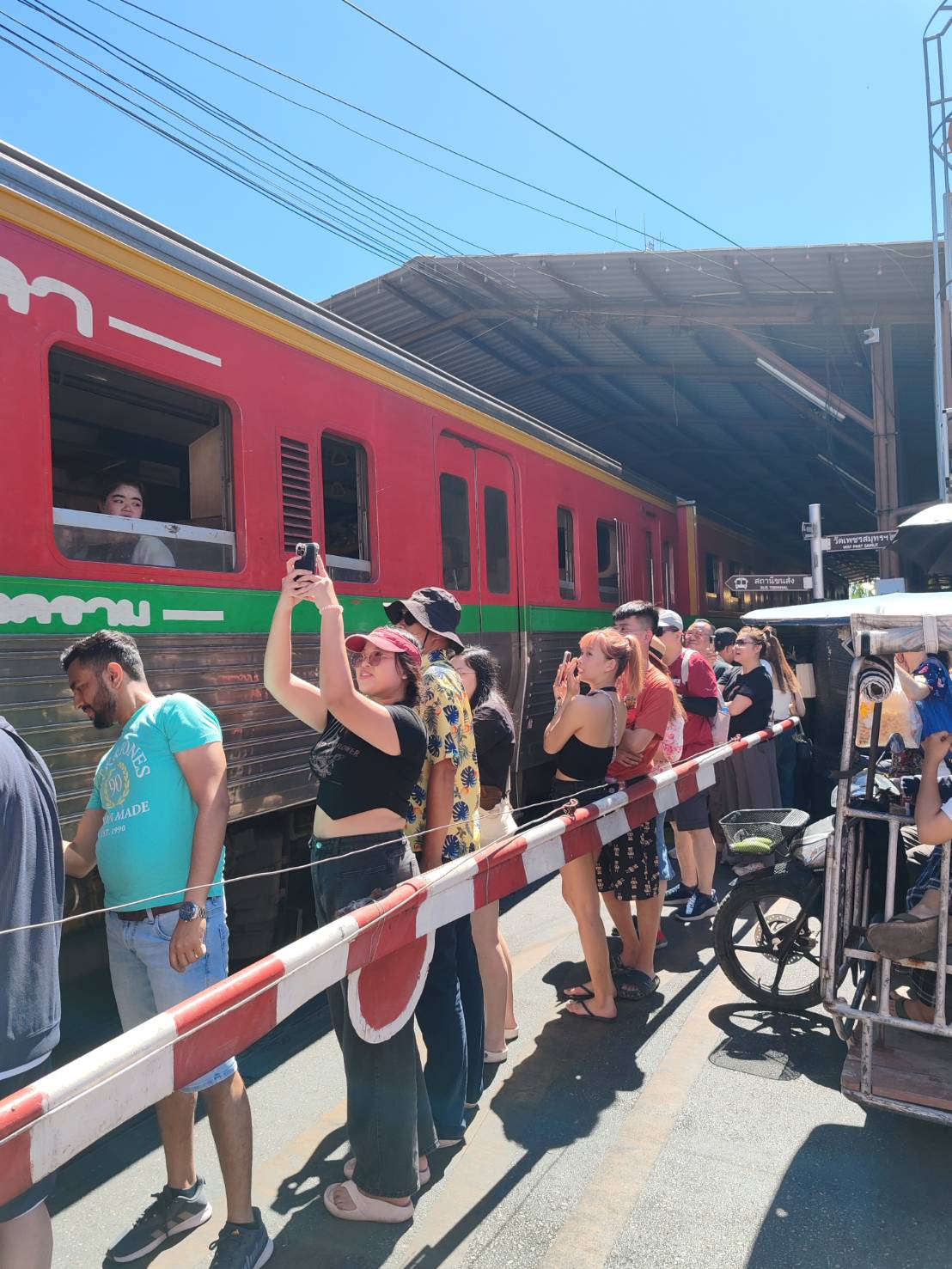 🌴 FD002: Join Our One-Day Cultural Adventure! Damnoen Saduak and Mae Klong Railway Market